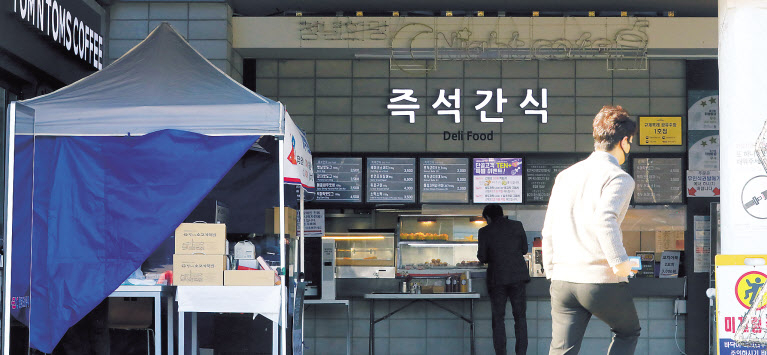 한 고속도로 휴게소 외부 매장 모습 [뉴시스]