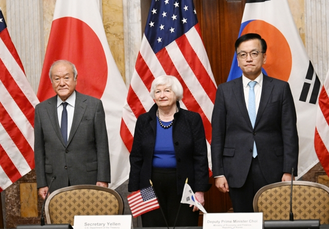 주요20개국(G20)재무장관회의 및 국제통화기금(IMF)/세계은행(WB) 춘계회의 참석차 미국 워싱턴을 방문중인 최상목 부총리 겸 기획재정부 장관이 지난 4월17일(현지시간) 미국 재무부에서 열린 ‘제1차 한·미·일 재무장관 회의’에 참석, 회의시작에 앞서 재닛 옐런 미국 재무장관, 스즈키 슌이지 일본 재무장관과 함께 기념사진을 찍고 있다. [기획재정부 제공]