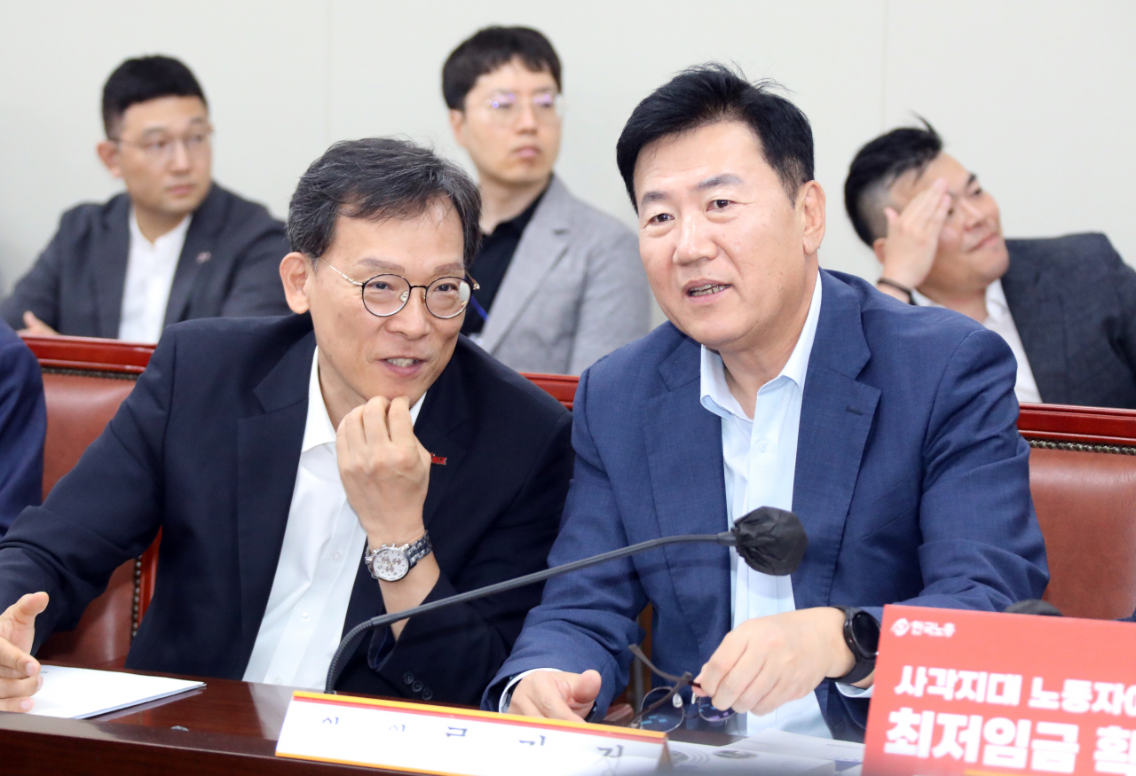최저임금위원회 사용자위원 운영위원인 류기정 경총 전무(오른쪽)와 이명로 중기중앙회 인력정책본부장이 13일 오후 정부세종청사 최저임금위원회에서 열린 제4차 전원회의에 앞서 얘기를 나누고 있다. [연합]