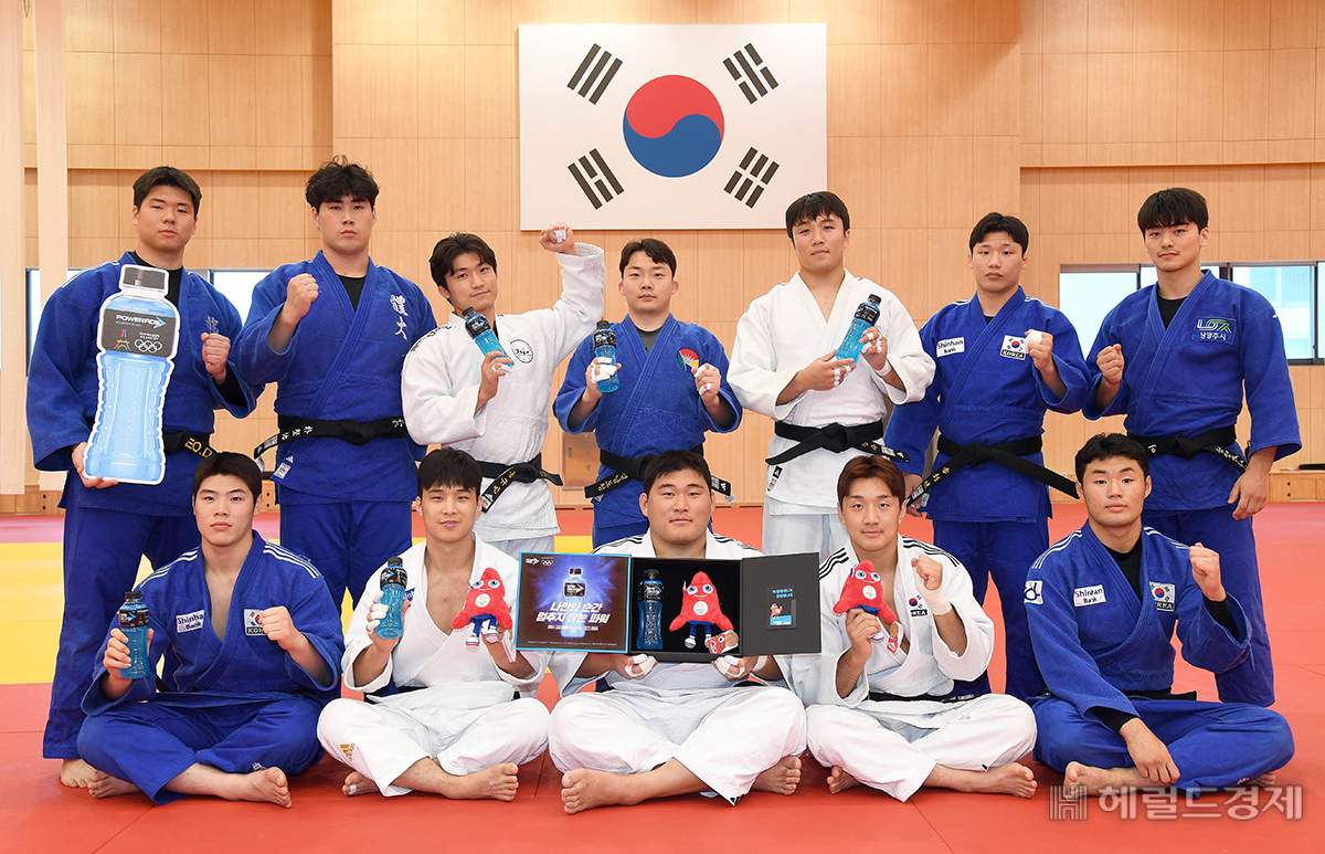 2024 파리올림픽 공식 스포츠음료 파워에이드가 20일 오전 충청북도 진천군에 위치한 진천 국가대표선수촌을 찾아 국가대표 선수들을 응원하고, 선수들을 위해 특별히 마련한 파워에이드 스페셜 기프트를 전달했다. 안바울, 김민종, 이준환 등 유도 국가대표 선수들이 파이주 인형 및 파워에이드를 들고 사진을 촬영하고 있다.[사진=한국 코카-콜라사]