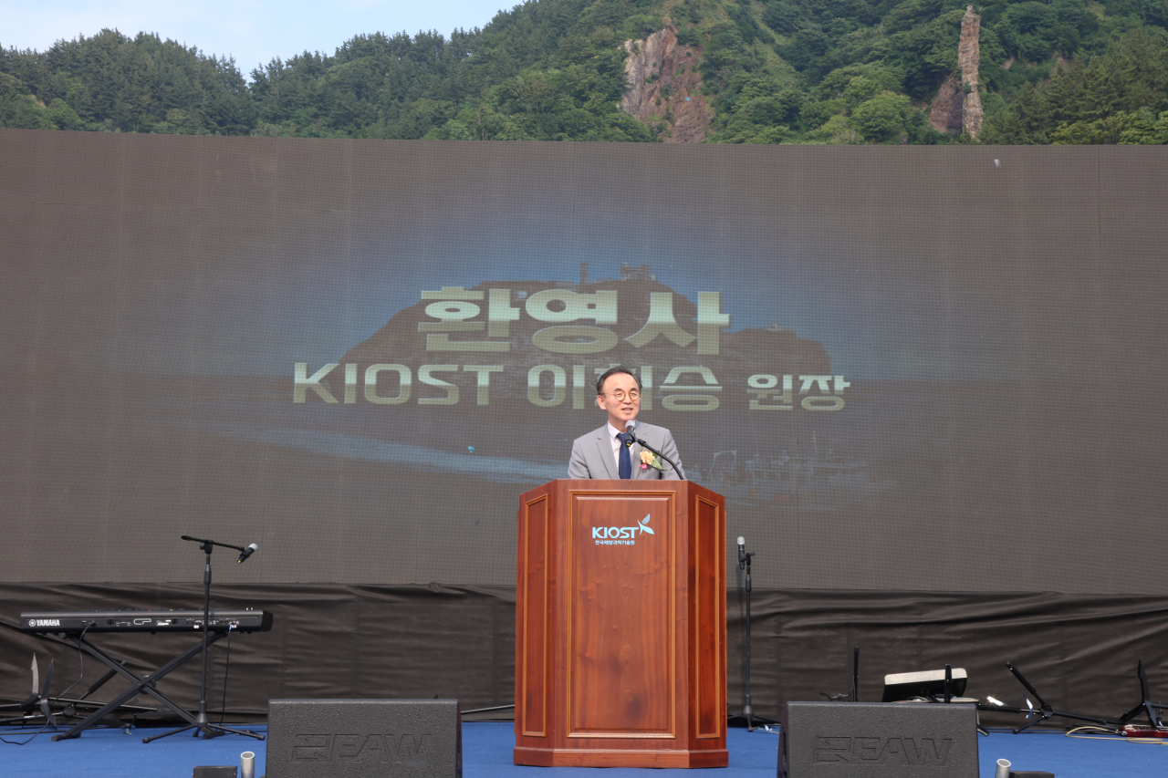 이희승 한국해양과학기술원장이 ‘울릉도·독도해양연구기지 개소 10주년 기념식’에서 환영사를 전하고 있다.[KIOST 제공]