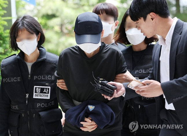 구원파 계열의 한 교회에서 함께 살던 여고생을 학대해 숨지게 한 혐의는 받는 50대 여성 신도가 18일 인천지법에서 열린 구속 전 피의자 심문(영장실질심사)에 출석한 모습. [연합]