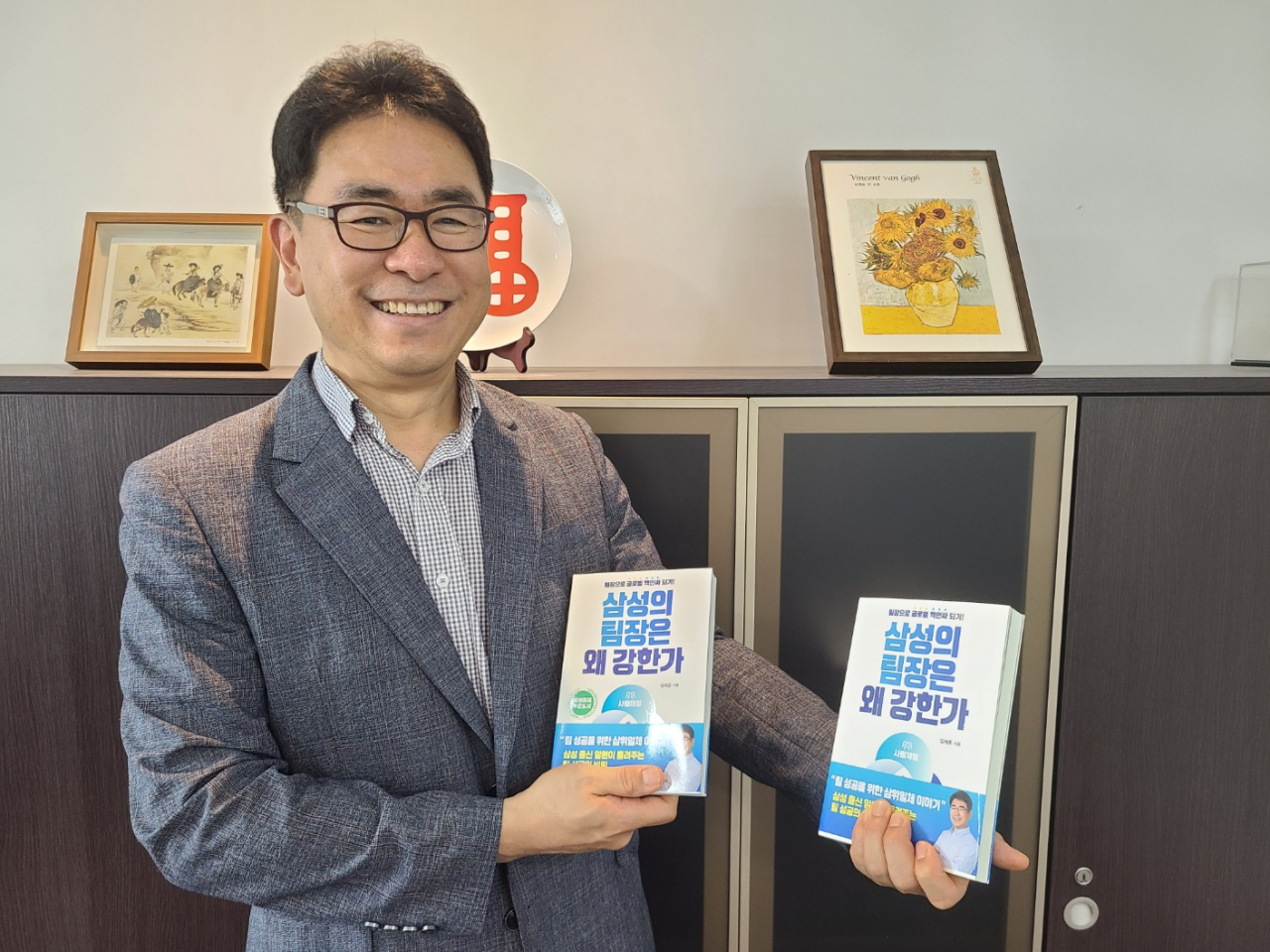삼성에서 30년 근무하고 14년간 주요 부서 핵심 팀장을 역임한 임채훈 저자. 그는 핵인싸 팀장이 되려면 사람 존중, 문제 해결, 숫자 통달 이 세가지 핵심 능력을 지녀야 한다고 말한다.