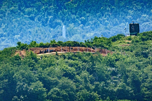 지난 19일 경기도 파주 접경지역에서 바라본 북한 개풍군 지역에서 북한군이 철책으로 추정되는 구조물을 설치하고 있다. 자료사진. [연합]