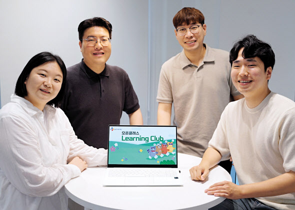오픈클래스 러닝클럽에서 우수 클럽으로 선정된 CJ올리브네트웍스 직원들이 기념촬영을 하고 있다. [CJ올리브네트웍스 제공]