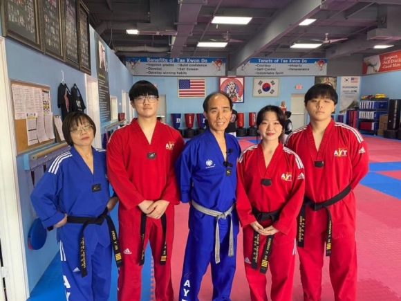 텍사스주 해리스 카운티에서 용인 태권도 도장을 운영하는 안 씨 가족의 모습 [해리스 카운티 보안관 에드 곤살레스 X]