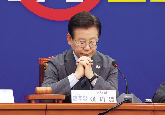 이재명 더불어민주당 대표가 21일 서울 여의도 국회에서 열린 최고위원회의에서 최고위원들의 발언 동안 생각에 잠겨 있다. [뉴시스]