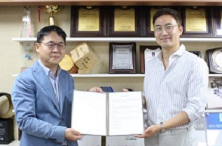서울 동대문구 회기동 이브자리 본사에서 슬립앤슬립 고문수 대표(왼쪽), 리솔 권구성 대표가 제휴 협약을 하고 있다. [리솔 제공]