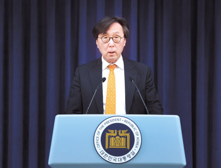 장호진 국가안보실장이 20일 서울 용산 대통령실 청사에서 북한과 러시아의 ‘포괄적인 전략적 동반자 관계에 관한 조약’ 체결 관련 정부 성명을 발표하고 있는 모습 [연합]