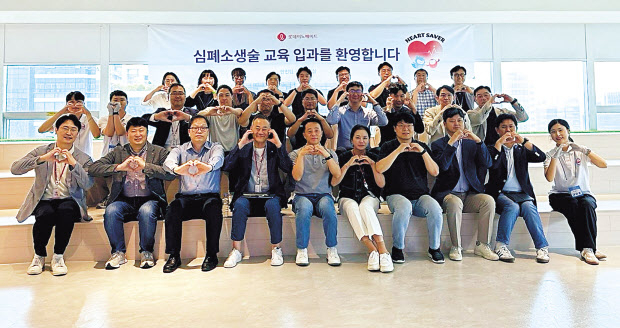 심폐소생술 교육을 받은 롯데이노베이트 임직원들 [롯데이노베이트 제공]