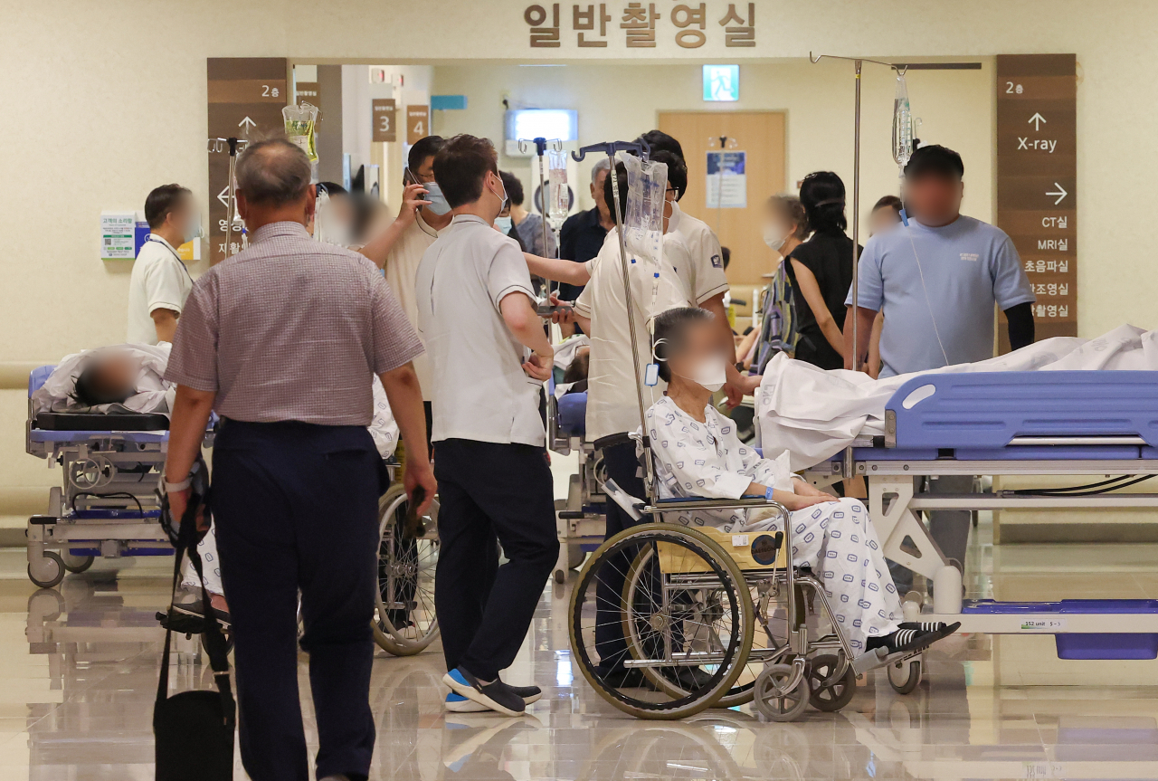 의대증원을 둘러싼 의정갈등이 장기화는 가운데 지난 20일 오후 서울 시내 한 대형병원에서 환자들이 이동하고 있다. [연합]
