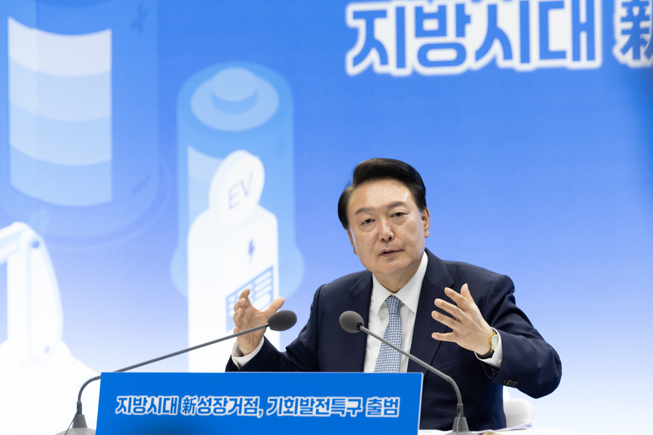 윤석열 대통령이 지난 20일 경북 포항시 블루밸리산단 이차전지종합관리센터에서 열린 제9차 지방시대위원회 회의 및 기회발전특구 투자협약식에 참석해 발언하고 있다. [연합]