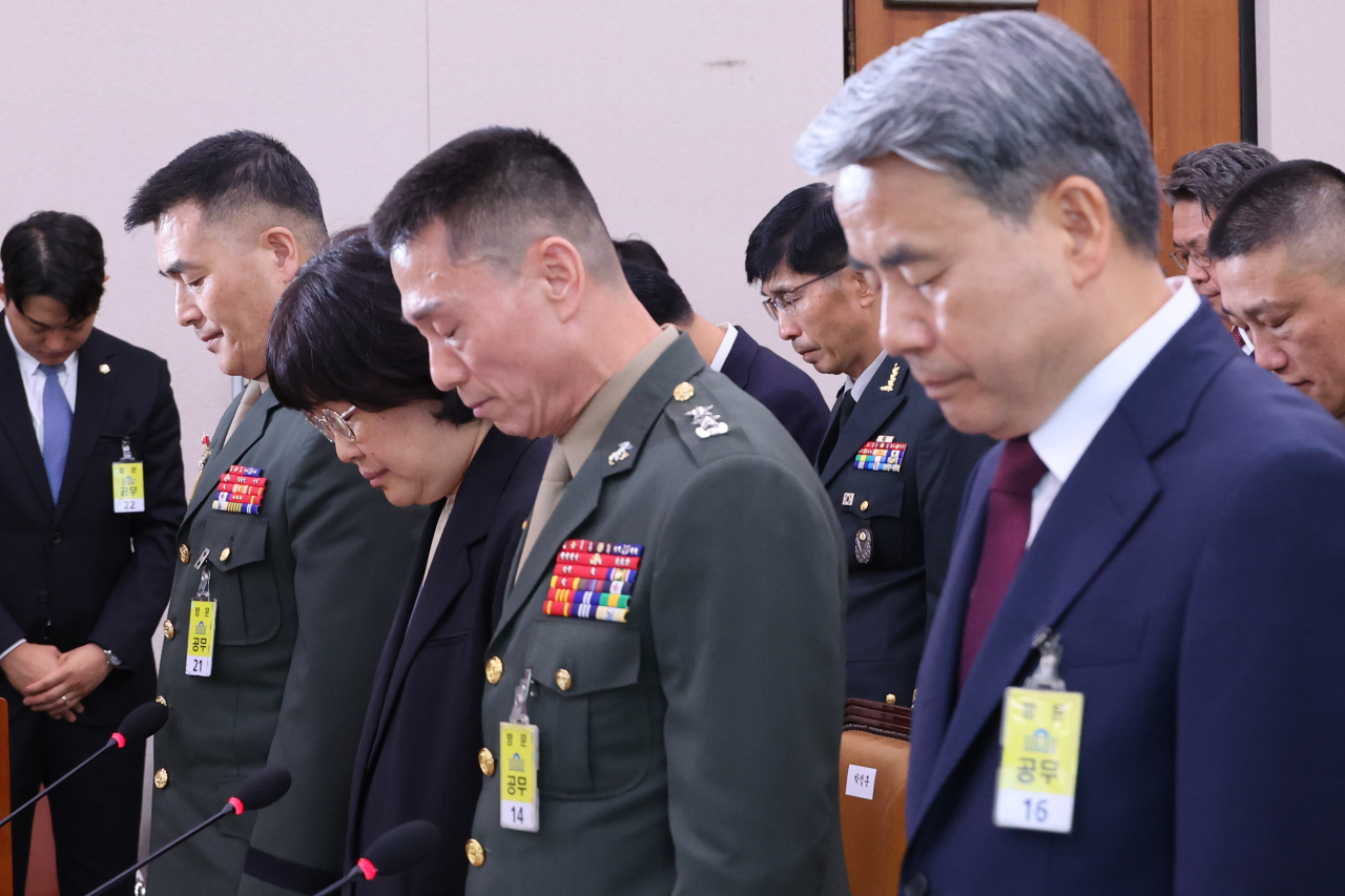 21일 오전 국회 법제사법위원회에서 열린 '순직 해병 진상규명 방해 및 사건은폐 등의 진상규명을 위한 특별검사 임명법'(채상병특검법)에 대한 입법청문회에서 이종섭 전 국방부 장관 등 증인들이 채해병을 추모하는 묵념을 하고 있다. 앞줄 왼쪽부터 박정훈 전 해병대 수사단장, 유재은 국방부 법무관리관, 임성근 전 해병대 1사단장, 이종섭 전 국방부 장관. [연합]