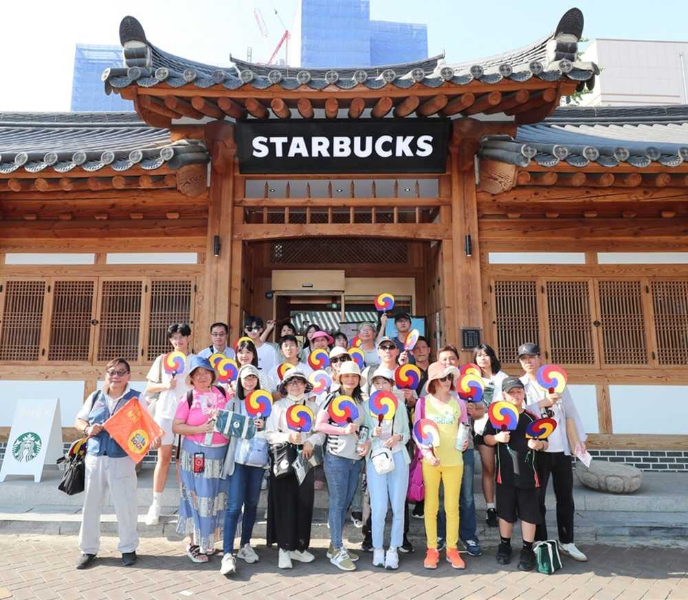 스타벅스 코리아가 한국관광공사와 함께 ‘스타벅스 대구종로고택점’에서 외국인 환대행사를 진행했다. [스타벅스 젝공]