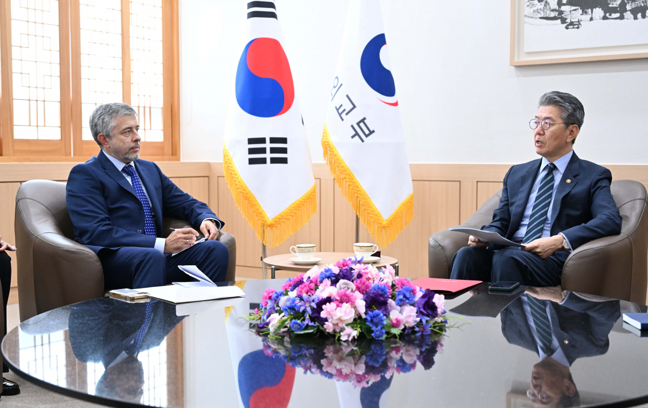 김홍균 외교부 1차관(오른쪽)이 21일 게오르기 지노비예프 주한러시아대사를 서울 종로 외교부 청사로 초치했다. [외교부 제공]