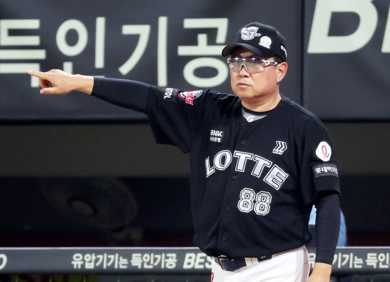 지난 5일 광주기아챔피언스필드에서 열린 프로야구 롯데 자이언츠와 KIA 타이거즈의 경기. 롯데 김태형 감독이 8회초에 주심에게 주자 교체를 알리고 있다. [연합]