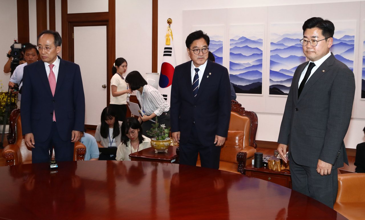 우원식 국회의장(가운데)과 추경호 국민의힘 원내대표(왼쪽), 박찬대 더불어민주당 원내대표가 21일 오후 서울 여의도 국회 의장실에서 원 구성 관련 회동을 하고 있다. [연합]