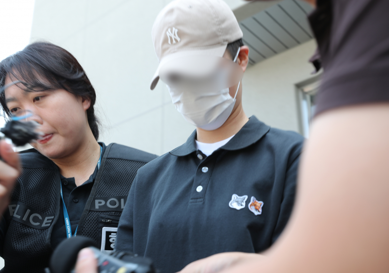 육군 12사단 훈련병 사망사건과 관련해 규정을 위반한 군기훈련(얼차려)을 실시한 혐의로 중대장(대위)이 21일 오전 강원 춘천지방법원에서 열린 구속 전 피의자 심문(영장실질심사)을 마치고 법원을 나오고 있다. [연합]