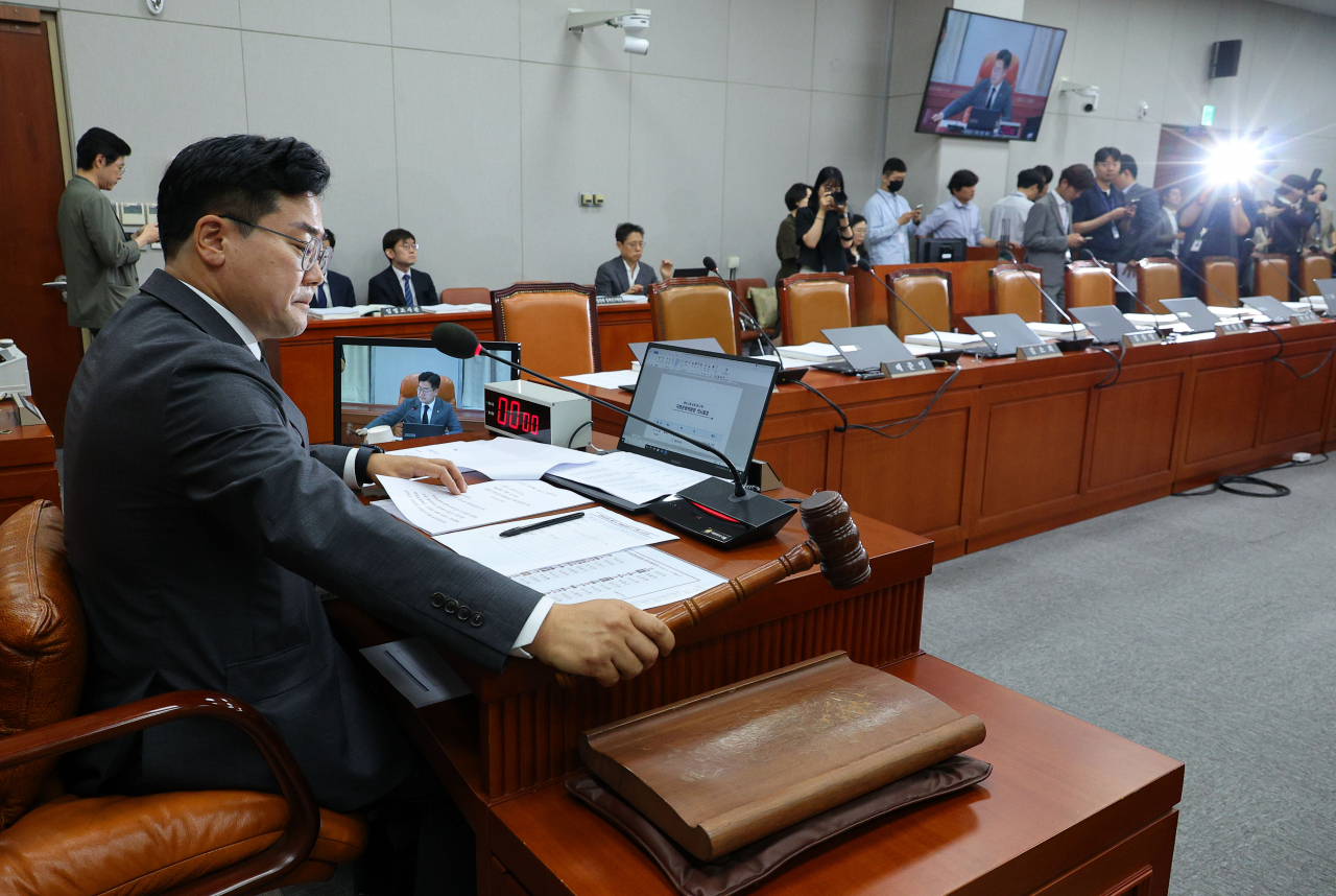 국회 운영위원회 전체회의가 열린 21일 오전 국회 운영위 회의장에 여당 소속 위원들의 자리가 비어 있다. [연합]