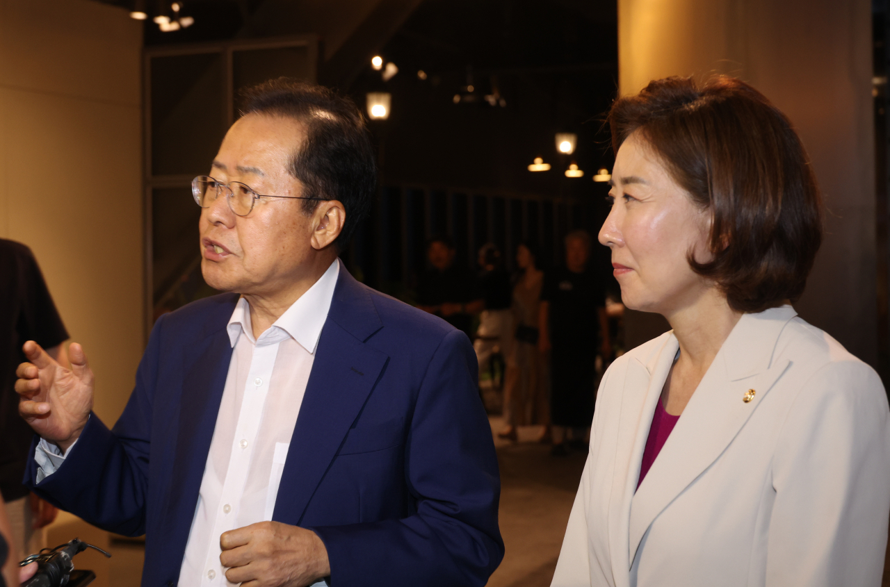 차기 국민의힘 대표 선거 출마를 예고한 나경원 의원과 홍준표 대구시장이 21일 오후 대구 동구 신세계백화점 내 일식집에서 만찬을 한 뒤 기자들의 질문에 답하고 있다. [연합]