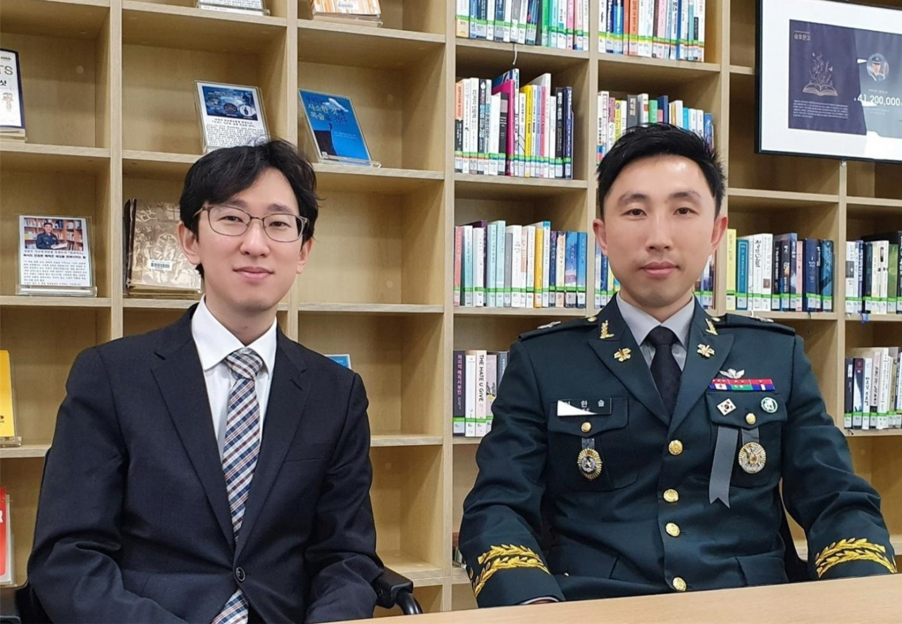 (왼쪽부터) 이장호 중앙대 영어교육과 교수, 이한솔 육군사관학교 교수 [중앙대 제공]