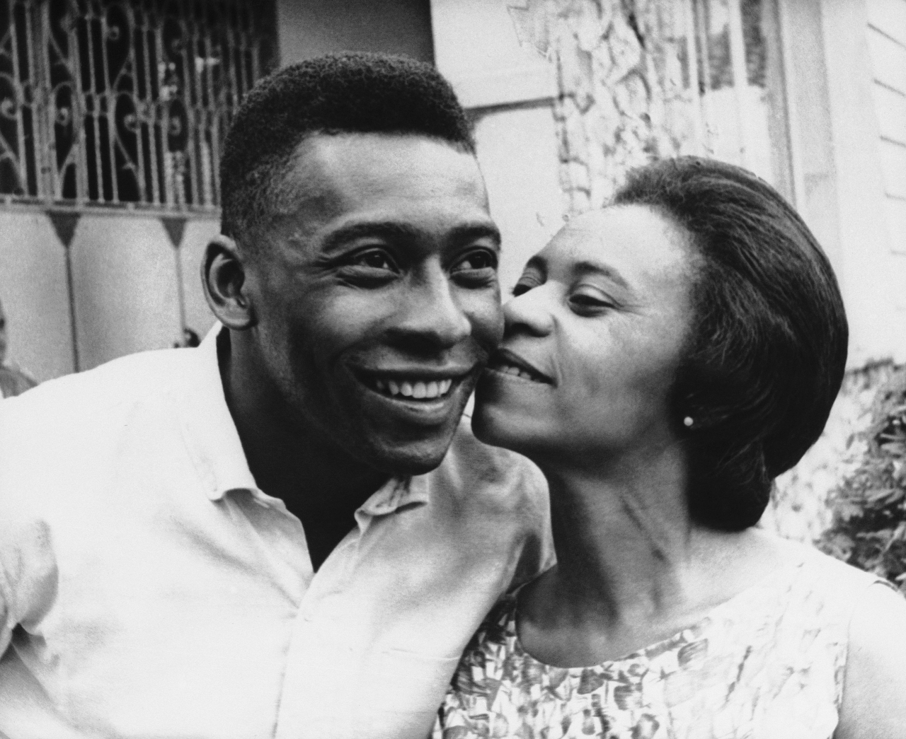 1965년 3월 모친과 함께 포즈를 취한 펠레 [AP, 연합]
