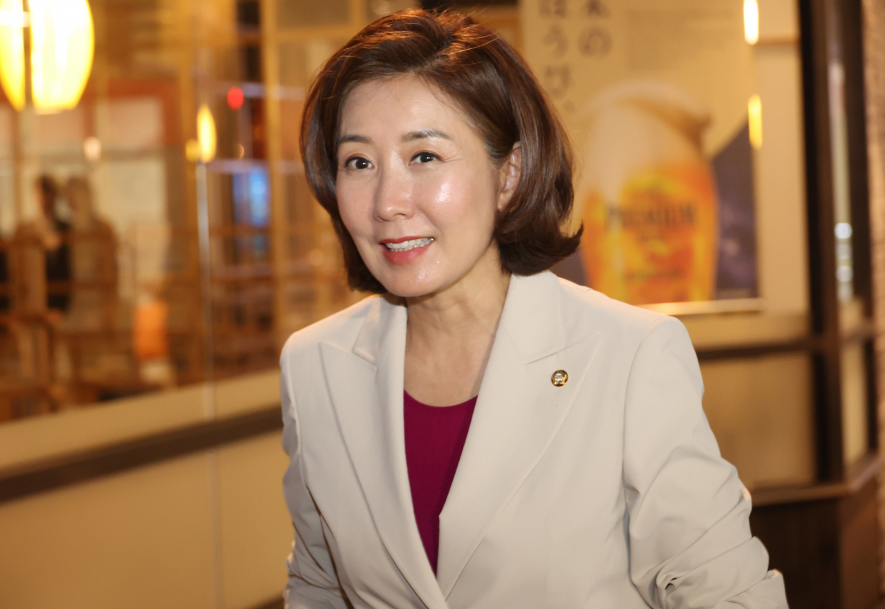 차기 국민의힘 대표 선거 출마를 예고한 나경원 의원이 21일 오후 홍준표 대구시장을 만나기 위해 대구 동구 신세계백화점 내 일식집으로 이동하고 있다. [연합]