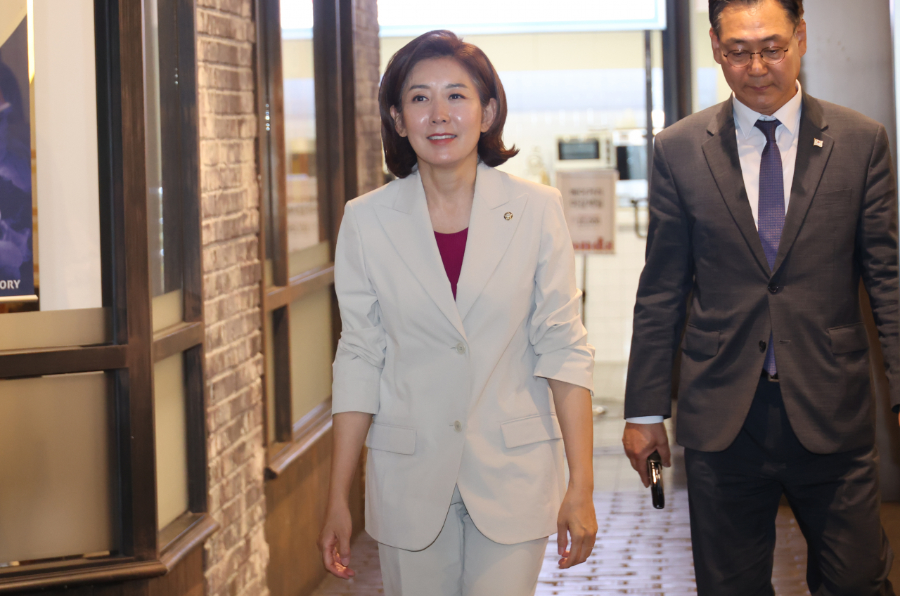 차기 국민의힘 대표 선거 출마를 예고한 나경원 의원이 21일 오후 홍준표 대구시장을 만나기 위해 대구 동구 신세계백화점 내 일식집으로 이동하고 있다. [연합]