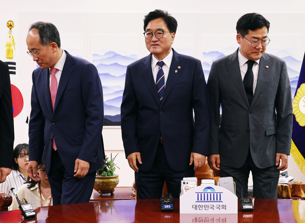 우원식 국회의장이 21일 오후 국회의장실에서 원 구성을 위한 양당 원내대표 회동에서 기념촬영을 마친 뒤 자리로 향하고 있다. 왼쪽부터 국민의힘 추경호 원내대표, 우원식 의장, 더불어민주당 박찬대 원내대표. [연합]