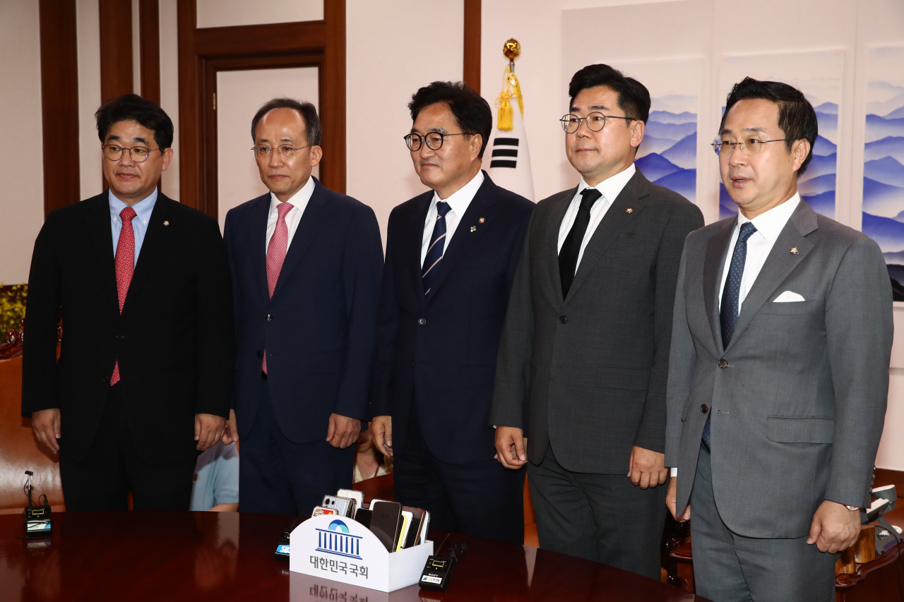 우원식 국회의장이 21일 오후 국회의장실에서 원 구성을 위한 양당 원내대표 회동에서 기념 촬영하고 있다. 왼쪽부터 국민의힘 배준영 원내수석부대표·추경호 원내대표, 우원식 국회의장, 더불어민주당 박찬대 원내대표·박성준 원내수석부대표. [연합]