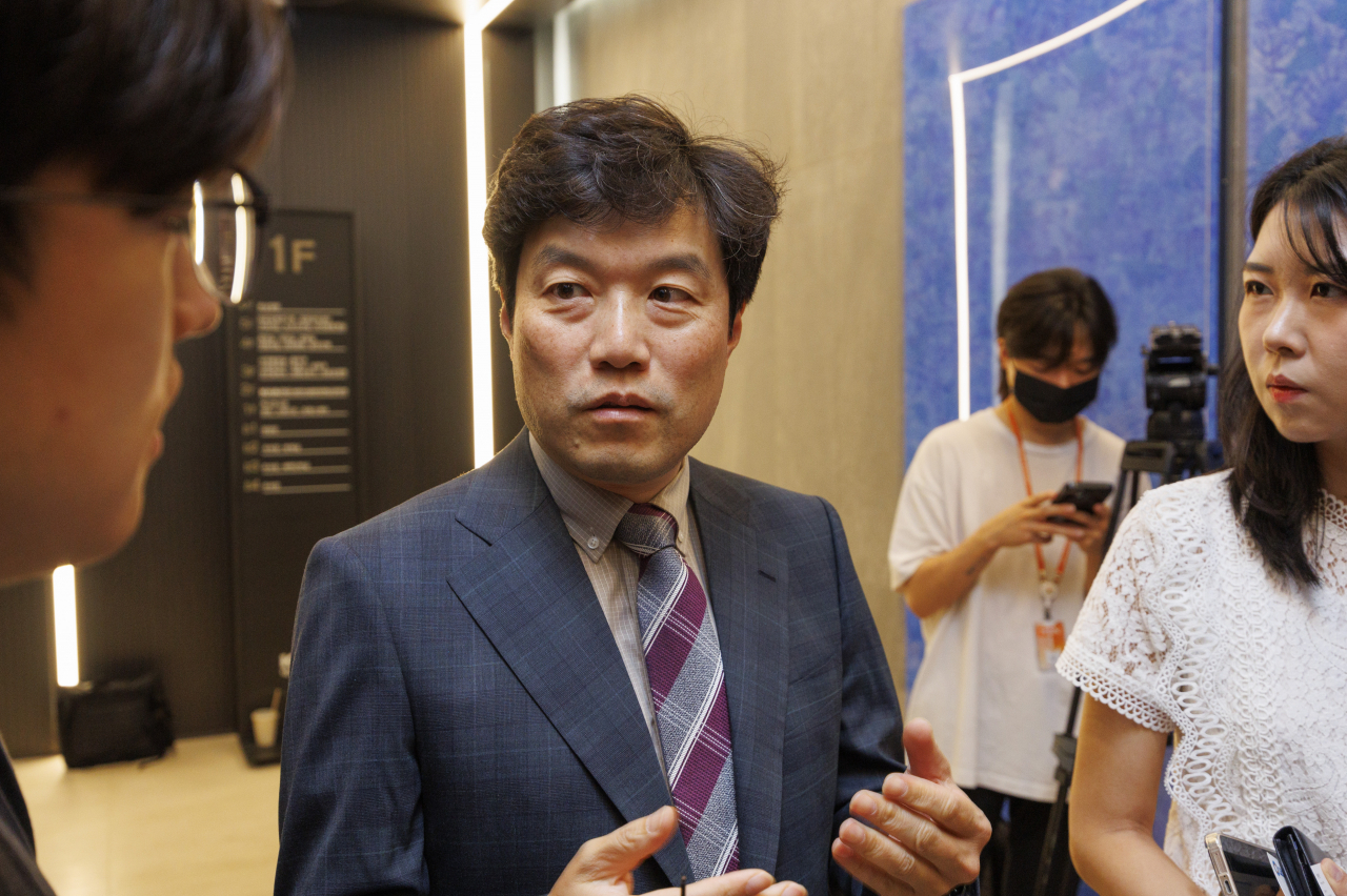 최창민 전국의과대학교수 비상대책위원회 위원장이 22일 오후 서울 용산구 대한의사협회에서 열린 올바른 의료를 위한 특별위원회(올특위) 첫 회의에 참석하기 위해 의협 로비에 도착한 뒤 취재진과 만나 인터뷰하고 있다. [연합]