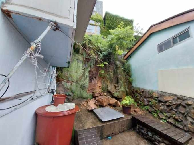 옹벽 일부 붕괴한 부산 주택가 [부산소방재난본부 제공]
