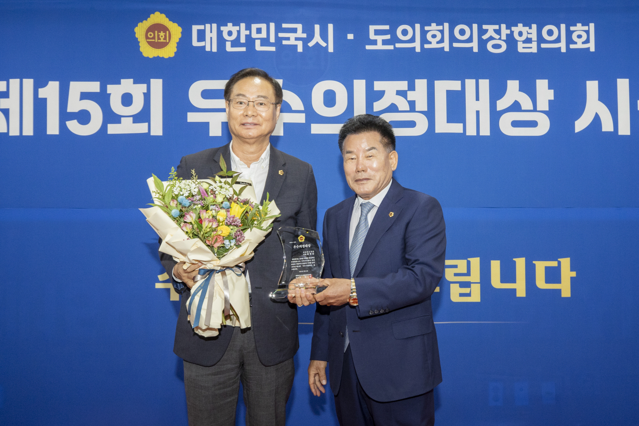 최병준 경북도의원(왼쪽)이 배한철 의장과 수상 기념 촬영을 하고 있다.[최병준 의원 사무실]