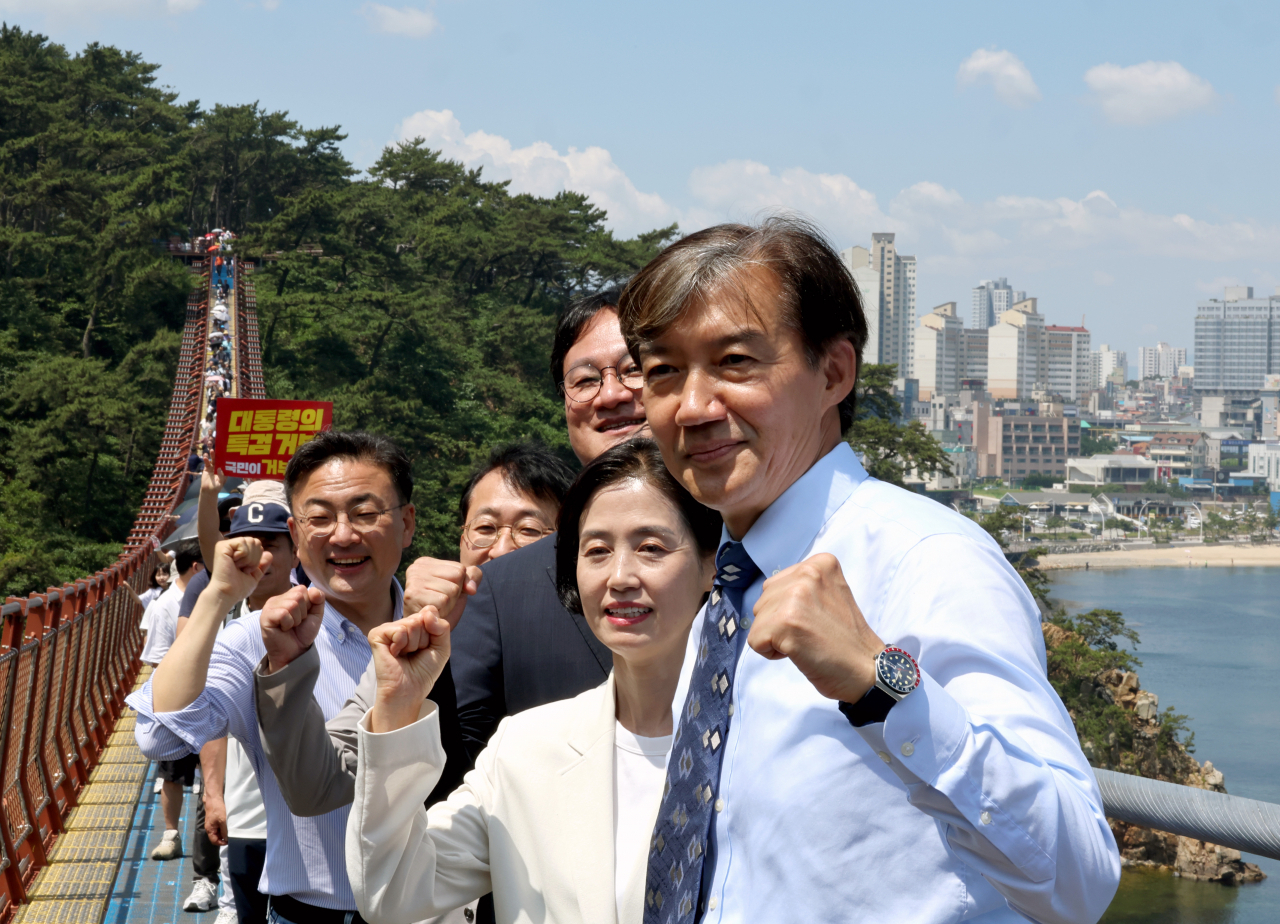 조국혁신당 조국 대표와 울산지역 당원들이 16일 오전 울산 동구 대왕암공원 출렁다리에서 기념사진을 촬영하고 있다. [연합]