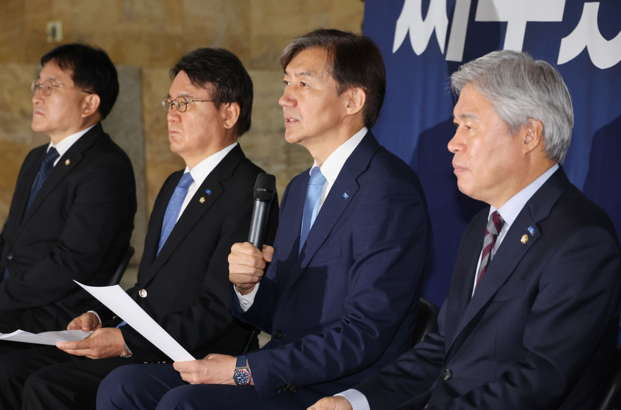 조국혁신당 조국 대표가 지난 14일 오전 국회 로텐더홀에서 열린 최고위원회의에서 발언하고 있다. [연합]