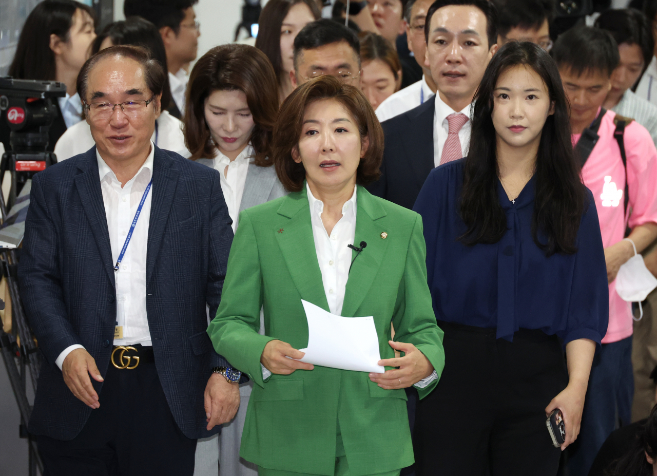 국민의힘 나경원 의원이 23일 국회에서 당 대표 출마선언을 위해 입장하고 있다. [연합]
