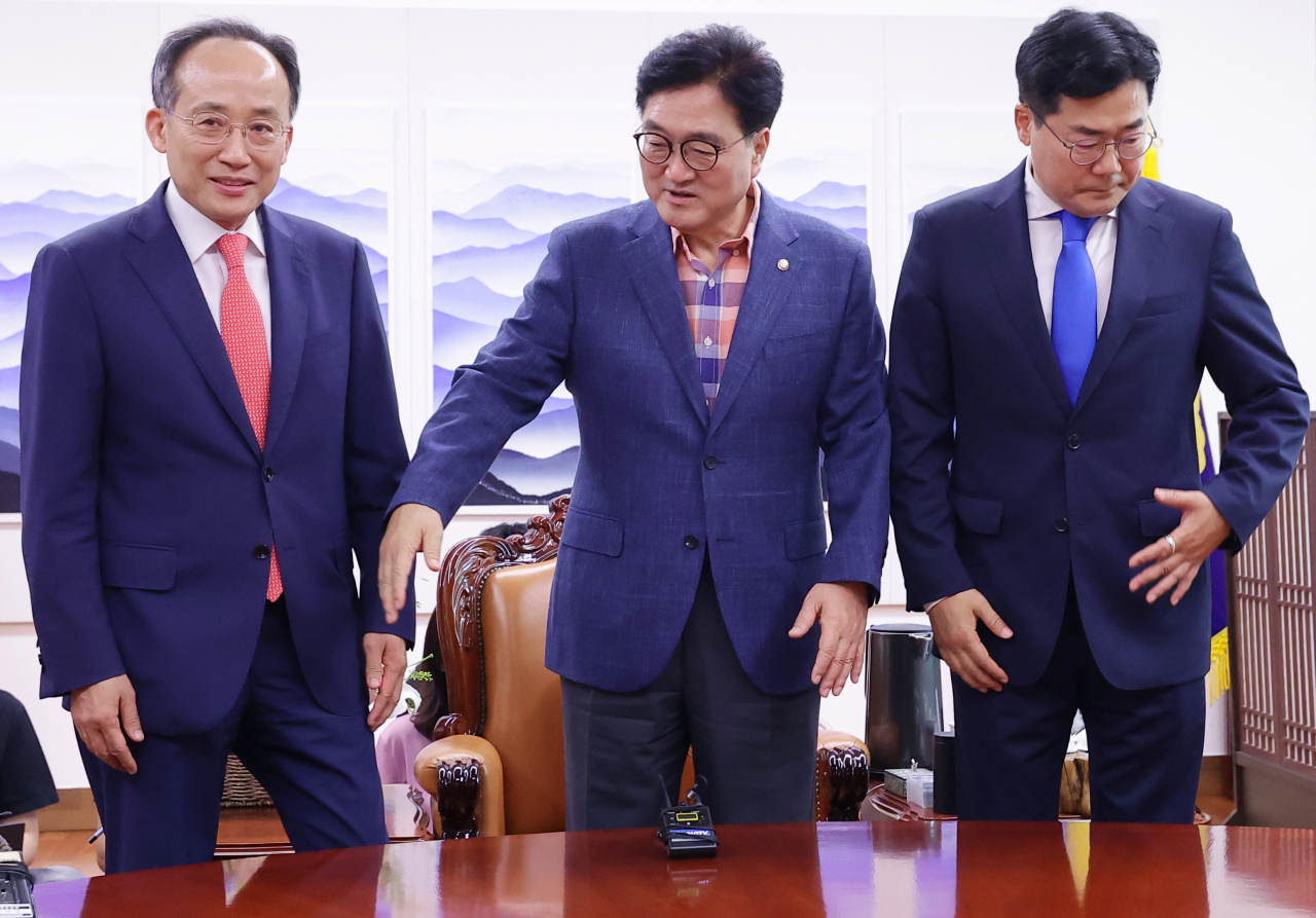 우원식 국회의장(가운데)과 추경호 국민의힘 원내대표(왼쪽), 박찬대 더불어민주당 원내대표가 23일 국회의장실에서 국회의장-여·야 원내대표 회동을 하고 있다. [연합]