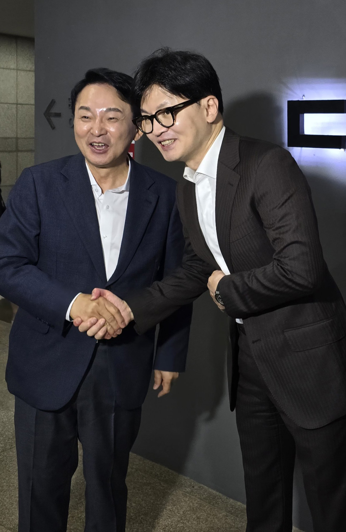 국민의힘 당 대표에 출사표를 던진 한동훈 전 비대위원장(오른쪽)과 원희룡 전 국토부 장관이 23일 남양주에서 열린 ‘성찰과 각오’ 당협위원장 워크숍에서 만나 인사를 하고 있다. [연합]