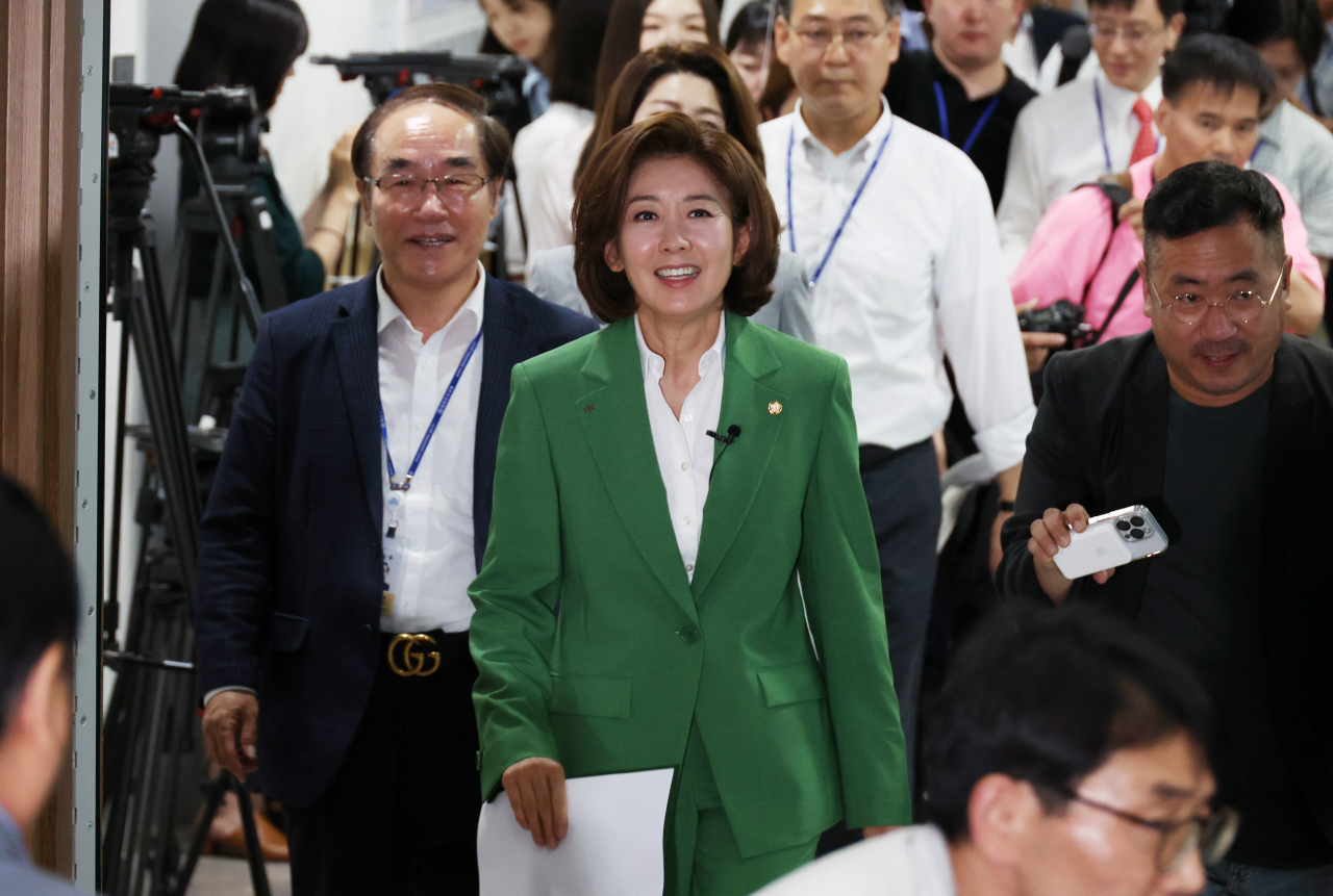 나경원 국민의힘 의원이 23일 국회에서 당 대표 출마선언을 위해 입장하고 있다. [연합]