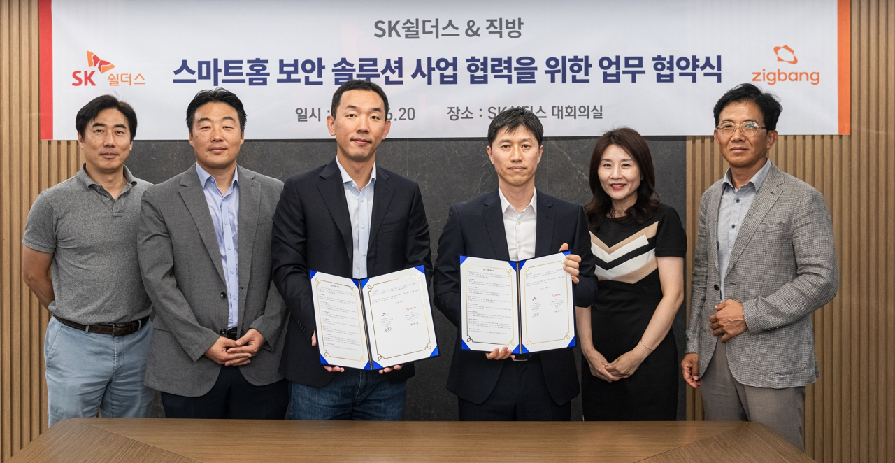 직방과 SK쉴더스 관계자들이 협약식을 마치고 기념 촬영 하고 있다. (오른쪽부터) 이병수 직방 스마트홈 국내사업총괄 이사, 유연정 직방 스마트홈 사업전략부 이사, 정진우 직방 스마트홈사업부 부사장, 장웅준 SK쉴더스 물리보안사업부 부사장, 김민호 SK쉴더스 홈가드사업그룹 상무, 고봉수 SK쉴더스 상품기획그룹 상무