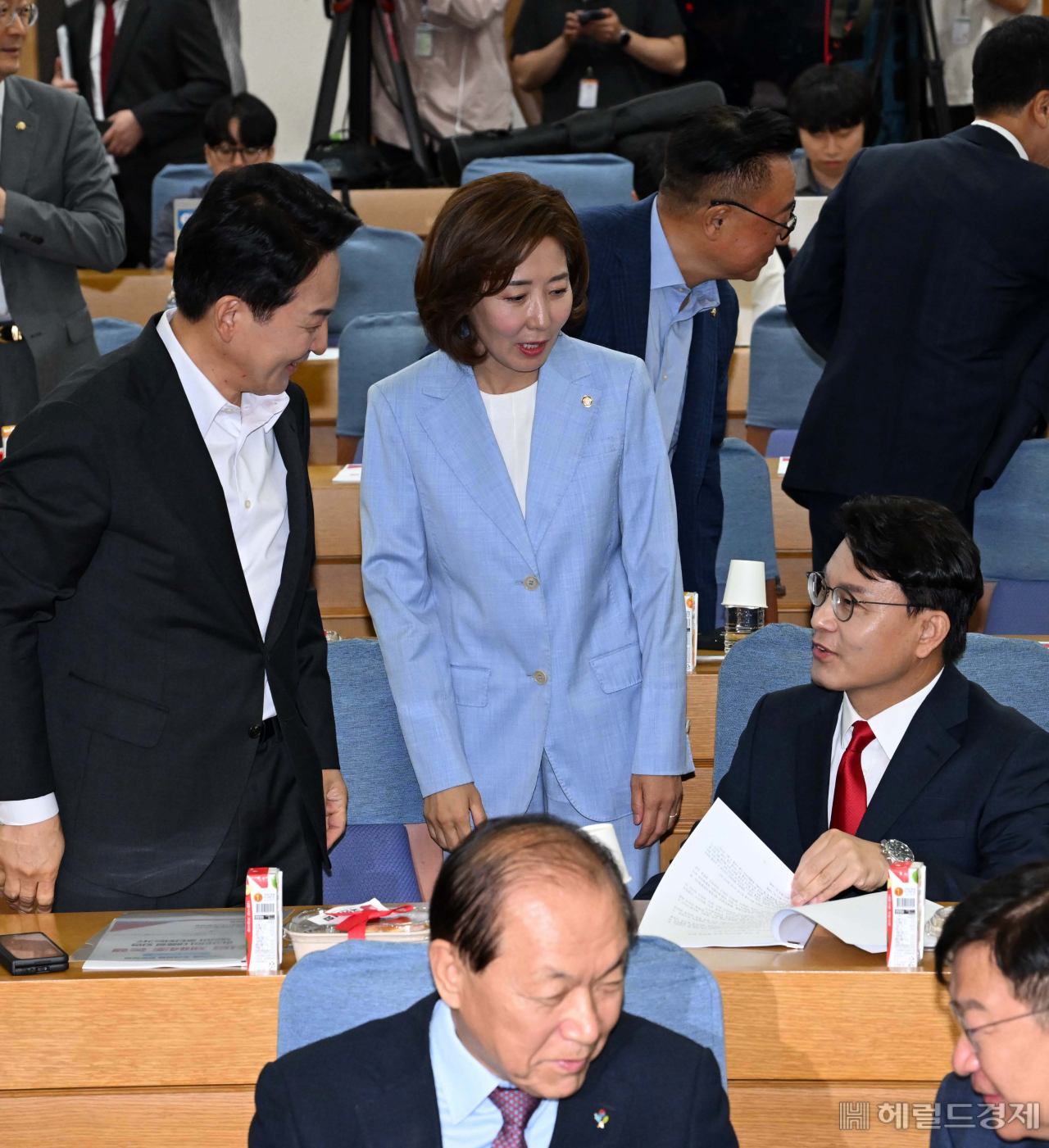 ‘한자리에 모인 4인…’ [이상섭의 포토가게]