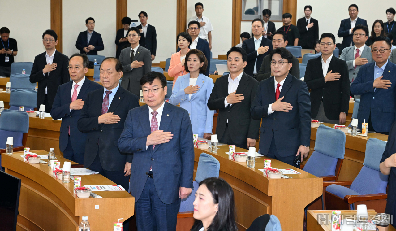 ‘한자리에 모인 4인…’ [이상섭의 포토가게]