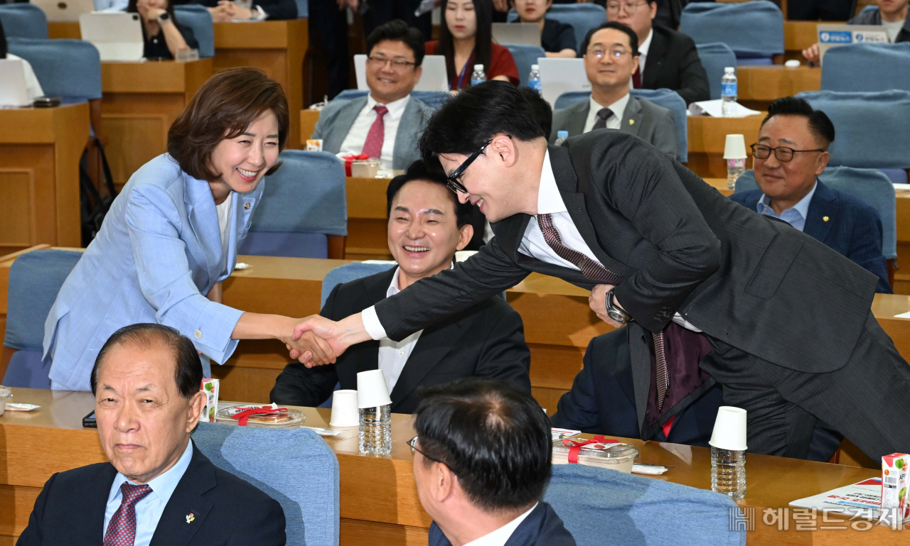 ‘한자리에 모인 4인…’ [이상섭의 포토가게]