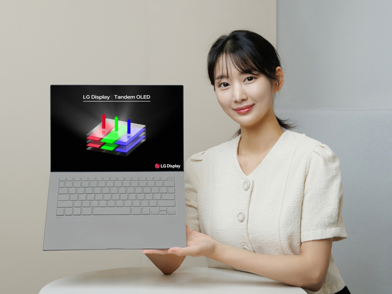 LG디스플레이 모델이 노트북용 탠덤 OLED 패널을 소개하고 있다. [LG디스플레이 제공]