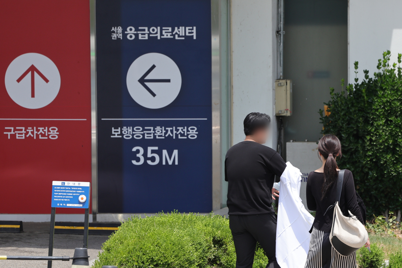 지난 17일 서울대학교병원에서 의료 관계자가 가운을 벗으며 이동하고 있다. [연합]