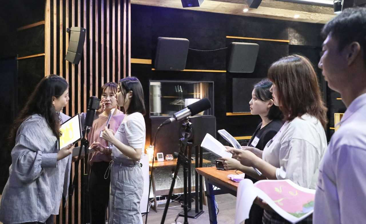 현대백화점그룹 지주회사인 현대지에프홀딩스는 다문화 과정을 위해 ‘목소리 기부 봉사활동’을 진행했다. [현대백화점 제공]