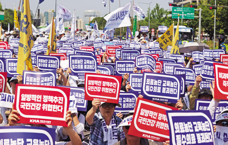 한국환자단체연합회, 중증아토피연합회, 한국희귀·난치성질환연합회, 한국유방암환우총연합회 등
환자 단체 회원들이 13일 오전 서울 영등포구 여의도 국회 앞에서 의료계 집단휴진 철회를 촉구하고 있다. [연합]