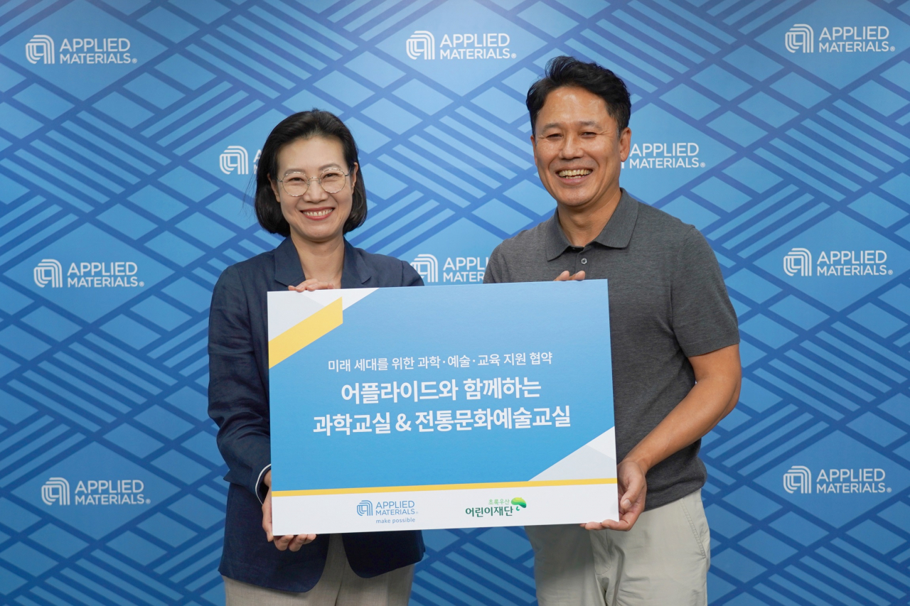 박광선(오른쪽) 어플라이드 머티어리얼즈 코리아 대표와 여인미 초록우산 어린이재단 경기지역 본부장이 지역사회 과학 문화예술 교육을 위한 업무협약(MOU)을 체결하고 기념촬영하고 있다. [어플라이드 머티어리얼즈 코리아 제공]