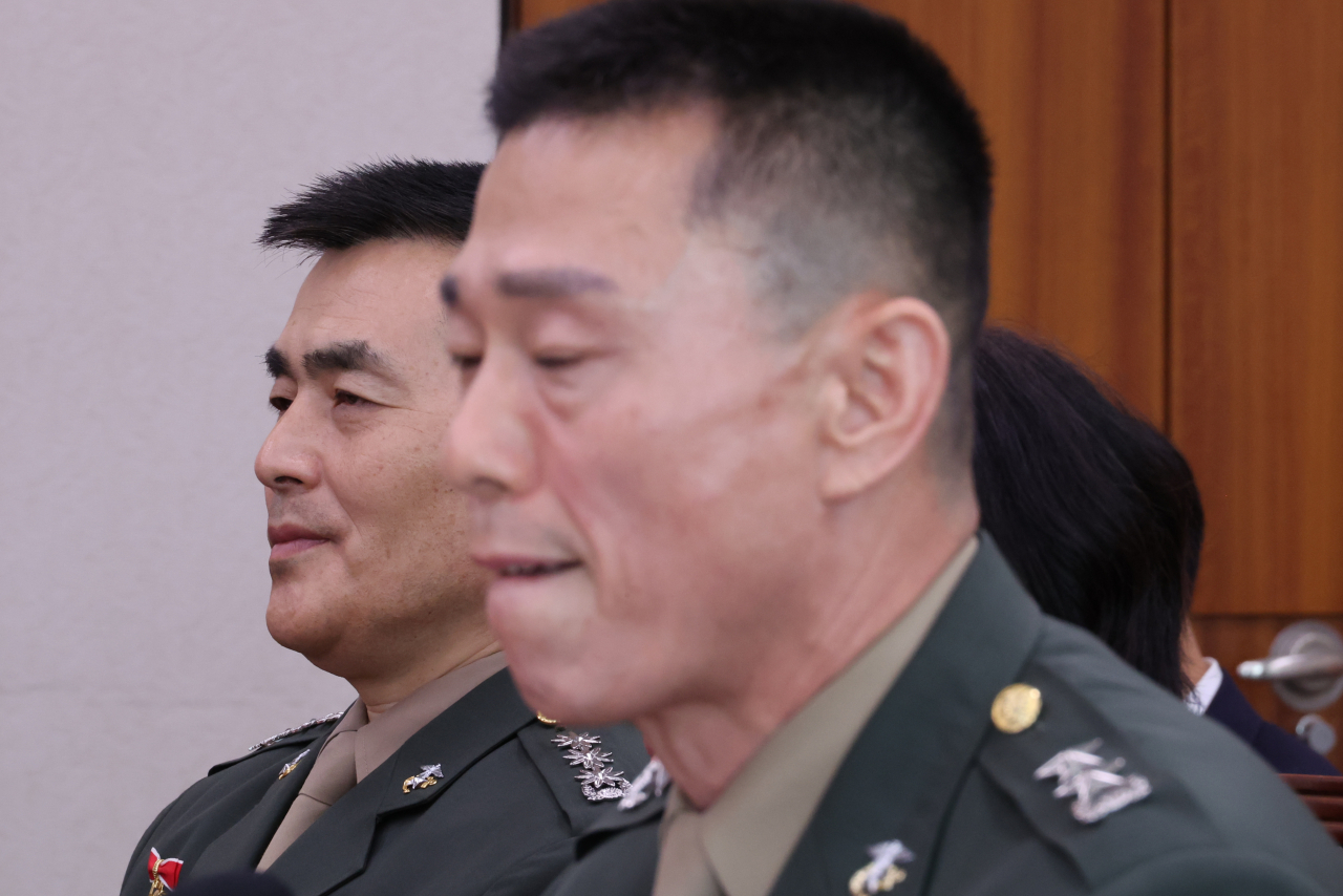해병대예비역연대는 24일 기자회견을 열고 해병대 채상병 순직 사건과 관련해 수사팀에 임성근 전 1사단장의 혐의를 밝힐 것과 엄정한 처벌을 촉구했다. 임 전 사단장이 지난 21일 국회 법제사법위원회에서 열린 ‘채상병특검법’ 입법청문회에 참석한 모습. 왼쪽은 박정훈 전 해병대 수사단장. [연합]