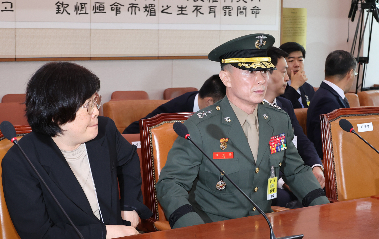 해병대예비역연대는 24일 기자회견을 열고 해병대 채상병 순직 사건과 관련해 수사팀에 임성근 전 1사단장의 혐의를 밝힐 것과 엄정한 처벌을 촉구했다. 지난 21일 ‘채상병특검법’ 입법청문회가 진행되는 국회 법제사법위원회 전체회의에 출석한 임 전 1사단장(오른쪽)과 유재은 국방부 법무관리관. [연합]